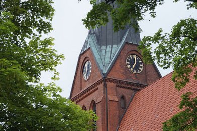 Kirchenturm mit Uhr - Copyright: KG Schwarzenbek