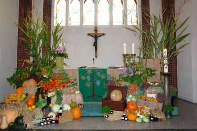 Altar zu beiden Seiten geschmückt mit Obst, Gemüse und Getreide - Copyright: Ev.-Luth. Kirchengemeinde Schwarzenbek