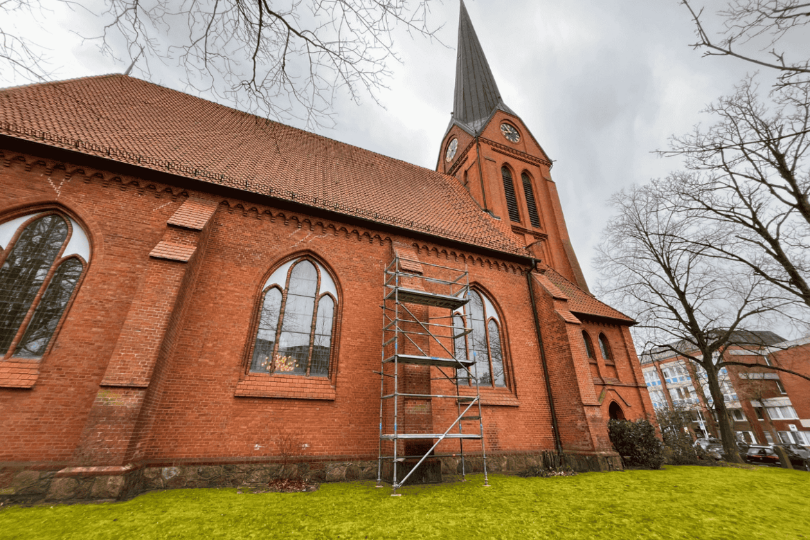 Kirche mit Außengerüst